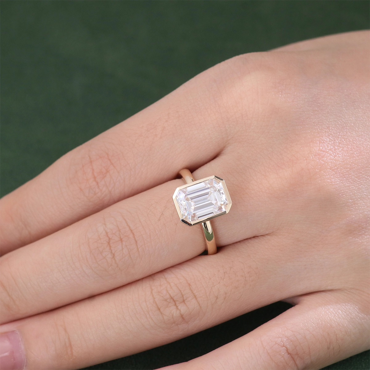 Solitaire Ring 14K Jaune Gol Classic Centraire Design 4ct Def Color Emerald Moisanite Ring Fine Jewelry Rague de mariage Femmes 1
