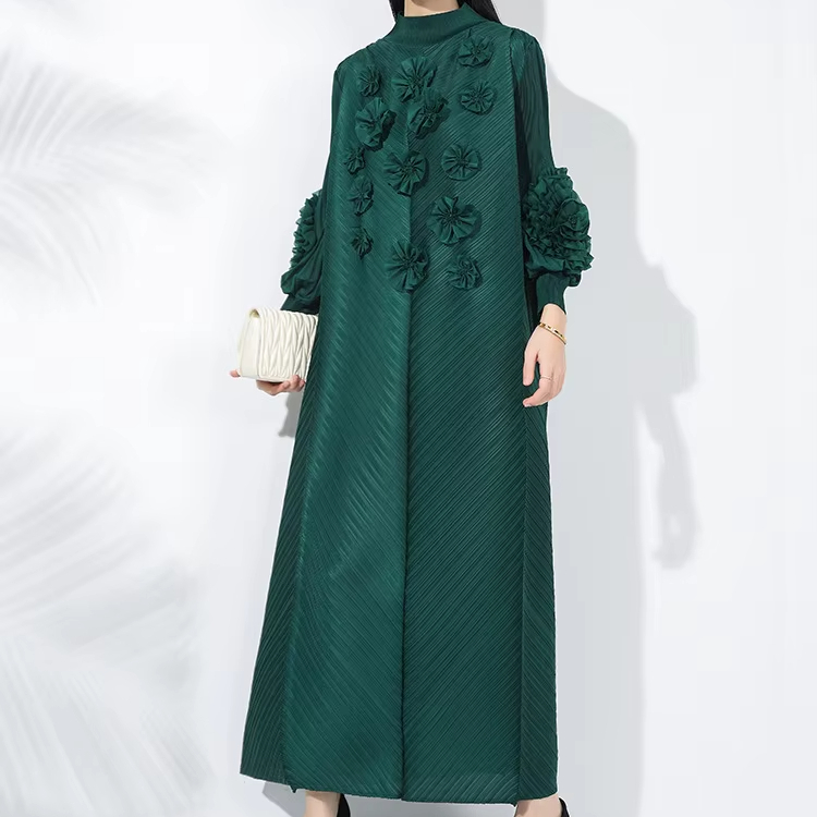 Exklusive Plissee-Kleider – perfekt für Großhändler und E-Commerce. Plissee-Bekleidungsfabrik. Damen-Plisseekleid mit Rollkragen, lockeres, lässiges langes Kleid. Neues, besticktes Sommerkleid mit Rundhalsausschnitt 1