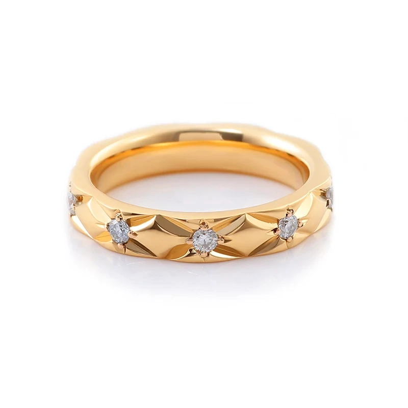 Anillo de joyería fina de oro amarillo de 18 quilates con banda de diamantes de laboratorio y diseño moderno. 1