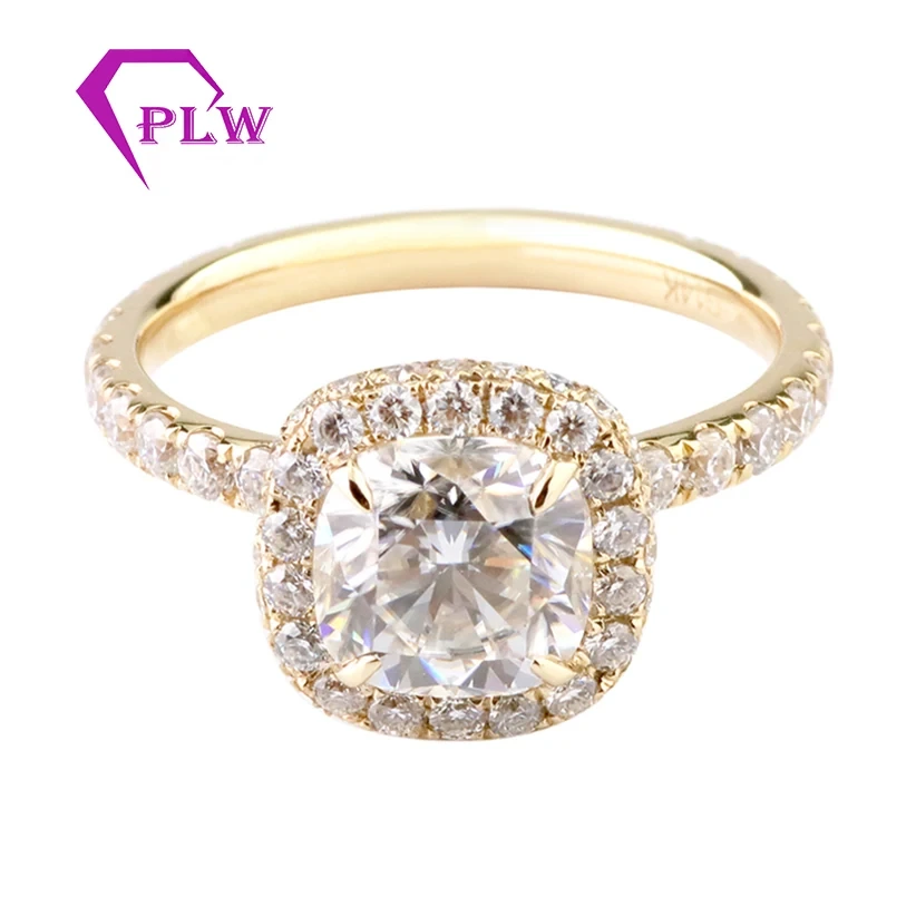 Bague de fiançailles en or jaune avec moissanite taille coussin de 2 carats et monture halo 1