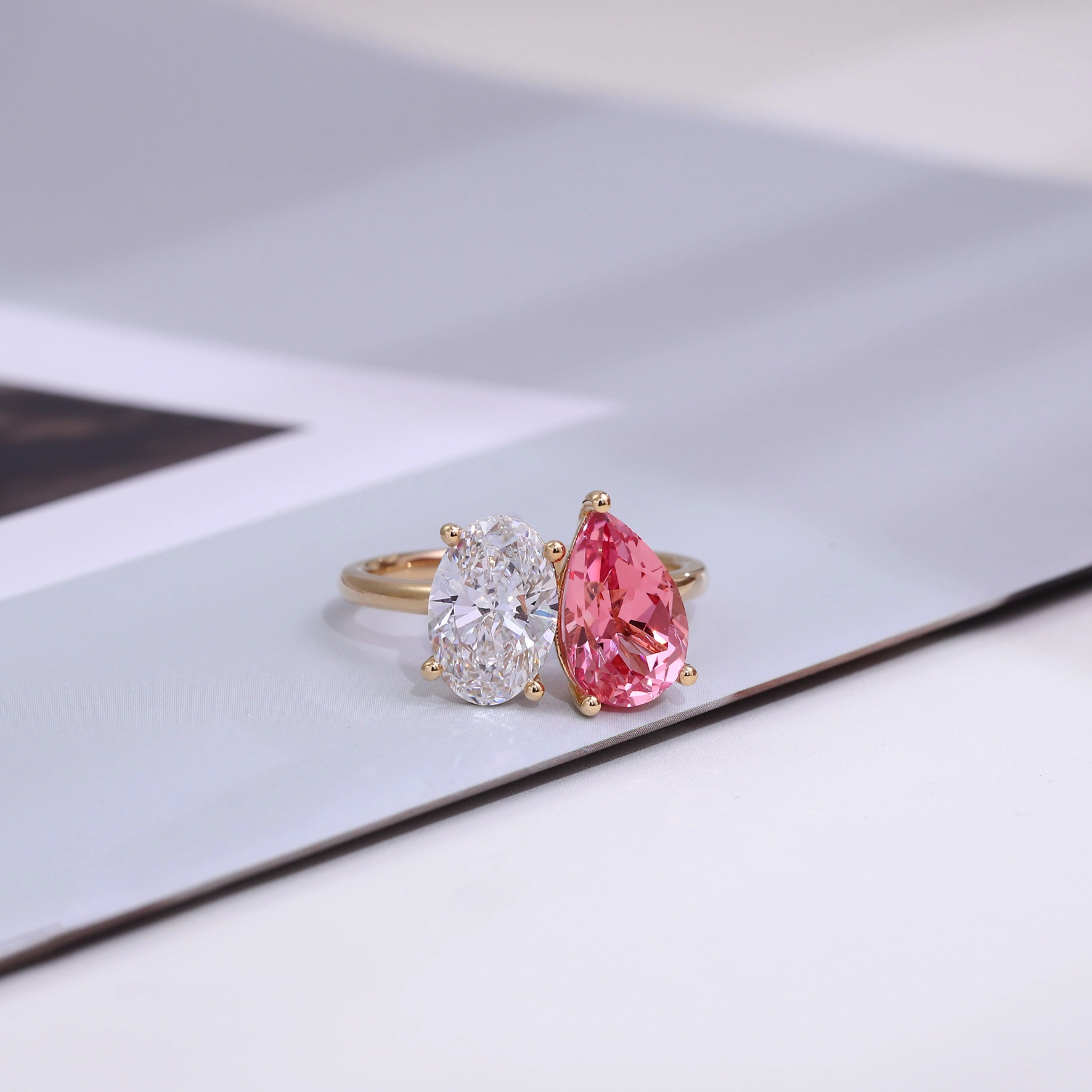 Bijoux à bague en diamant deux pierres 2CT E VVS Lab Lab Grown Diamond / Moissanite 18K 14K 10K Prix de gros en or jaune massif pour femmes 1