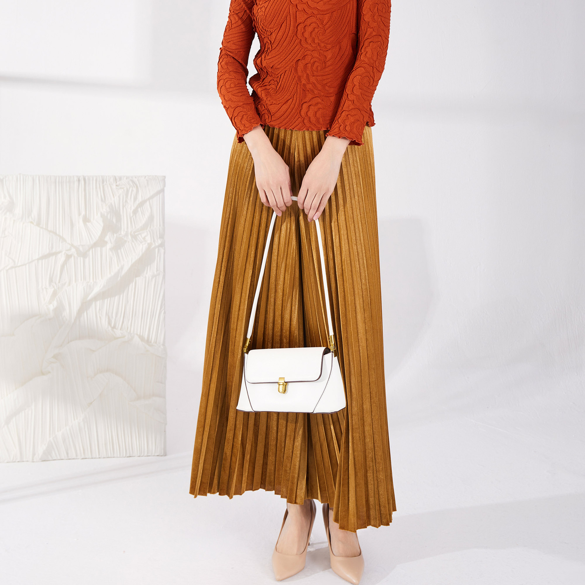 OEM <000000> ODM Hersteller von Faltenhosen | Benutzerdefiniert <000000> Großhandel Hochwertige Damenmode in Übergröße aus goldenem Samt, Freizeithose für Damen, hohe Taille, Hose mit weitem Bein, Faltenhose 15