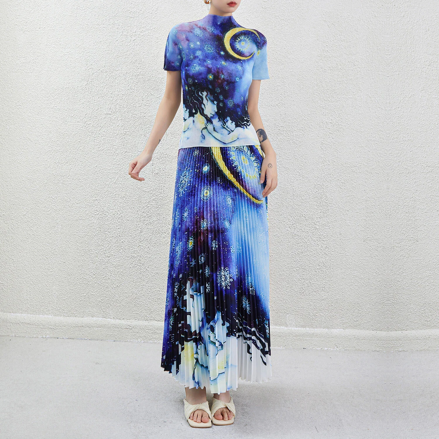 OEM/ODM Pleated Skirt Suit – Tailored for Your Brand’s Unique Style Factory High Quality Women's Long Pleated Skirt Set Pleated Oil Painting Printed Top And Printed Pleated Skirt Two Piece Set 1