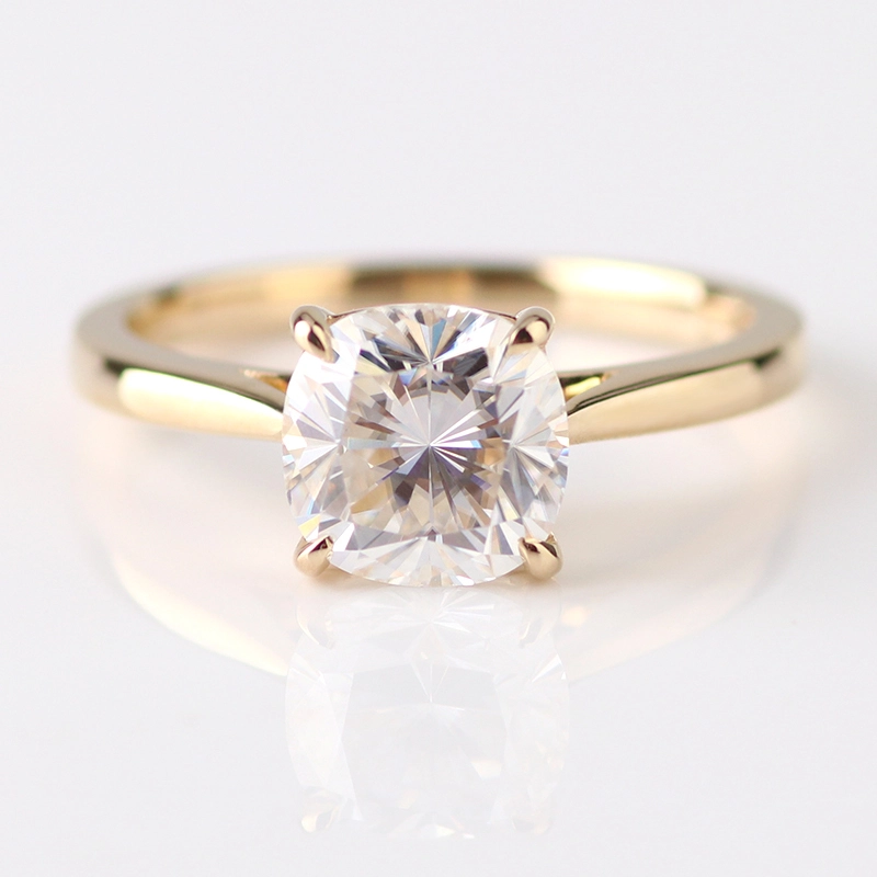 Bague solitaire en or jaune 14 carats avec coussin en moissanite taille brillant de 2,5 ct et couleur personnalisée 1