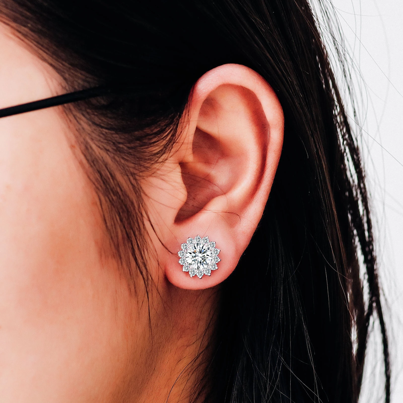 Precio de fábrica Venta caliente Estilo de hip hop 6.5 mm Piedra principal 925 Diseño de halo de plata Moissanite Diamond Stud Pendientes para mujer 1