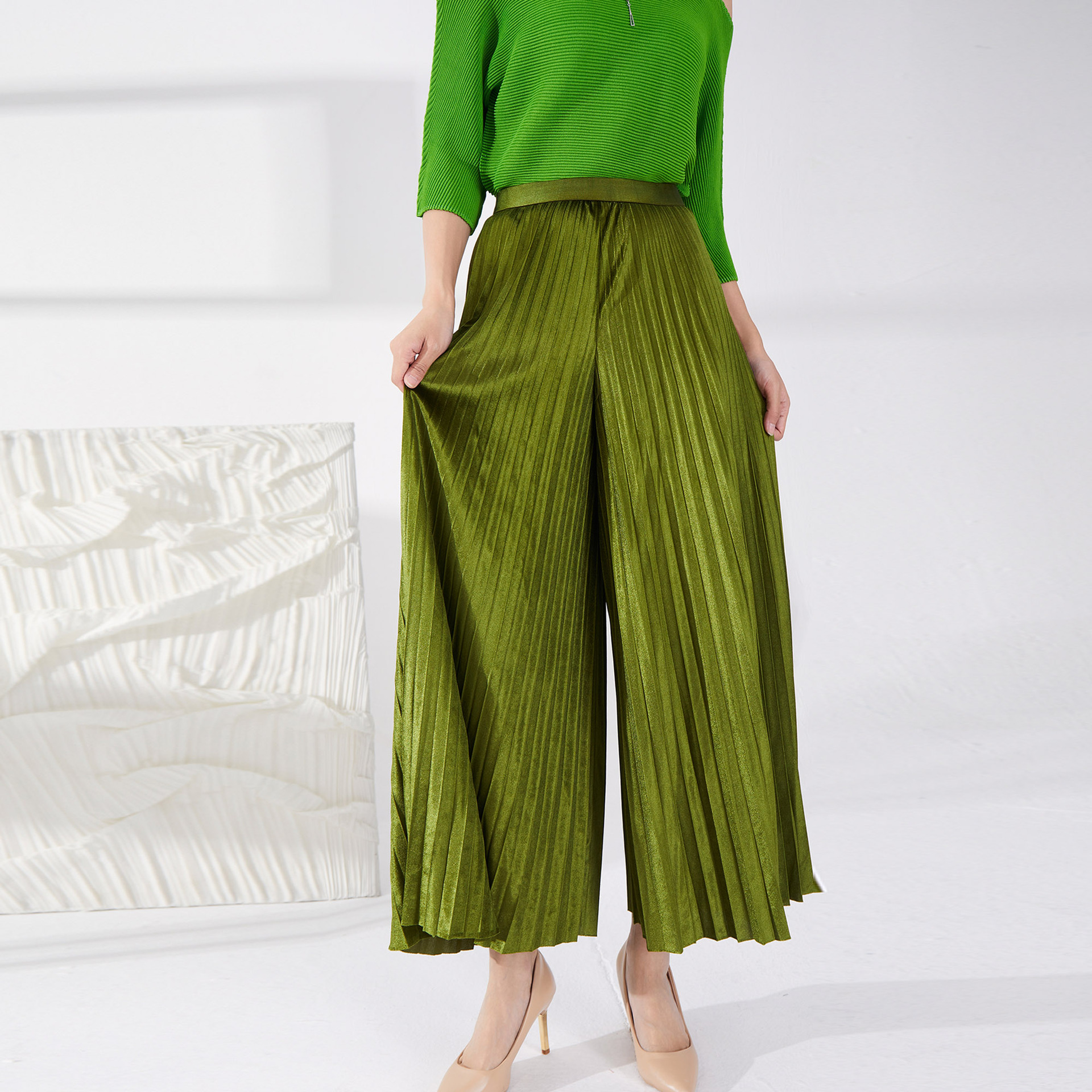 OEM <000000> ODM Hersteller von Faltenhosen | Benutzerdefiniert <000000> Großhandel Hochwertige Damenmode in Übergröße aus goldenem Samt, Freizeithose für Damen, hohe Taille, Hose mit weitem Bein, Faltenhose 16