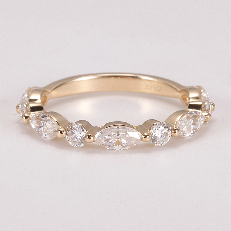 Banda de anillo de oro amarillo de Diamante de 5x2.5 mm y Diamante Moissanite Diamond de oro amarillo de 2.5 mm de Gems Provence 1