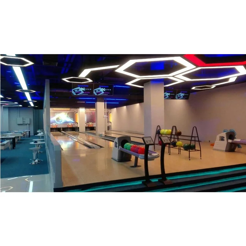 Bowlingbahnen in der Bowlingbahn mit gebrauchter Bowlingausrüstung 1