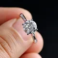Fabriqué à la main 14 carats d'or blanc 4 de brochet Round Diamond Cut 4h Moisanite Gemstone Solitaire Ring Wholesale 1