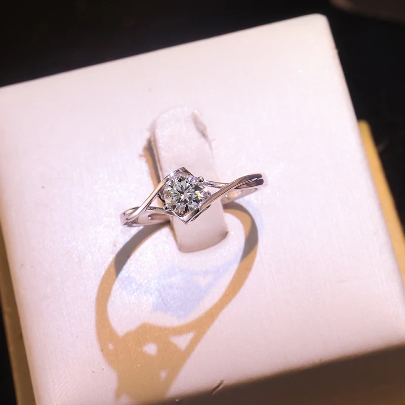 Bague en or blanc et diamants, moissanite, taille ronde de 6,5 mm, bande fendue, 1,5 ct, pour femme 1