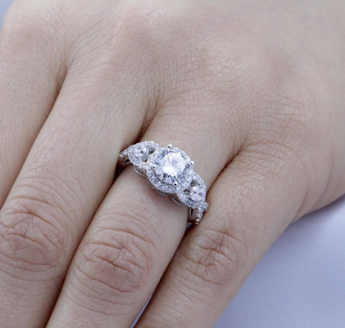 حلقة عصرية مع 2C Cult 2ct Moissanite Diamond Wedding and Engagement Rings Sterling Silver with 18k Plated Gold Plated 1