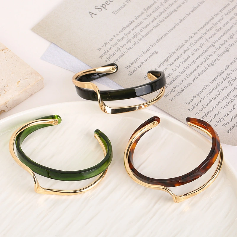 Wholesale Of Light Luxury White Shell Plate Bracelets Twisted Cross Metal Texture Bracelets Fashion Women's Jewelry 1