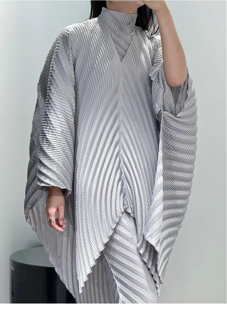Kreieren Sie Ihre eigene Plissee-Kleiderkollektion | OEM <000000> ODM-Lösungen Plisseejacke 2025 Herbst Neue Pulloverjacke Damenmode Einfarbiges Designgefühl Unregelmäßiger mittellanger Plissee-Hoodie 10
