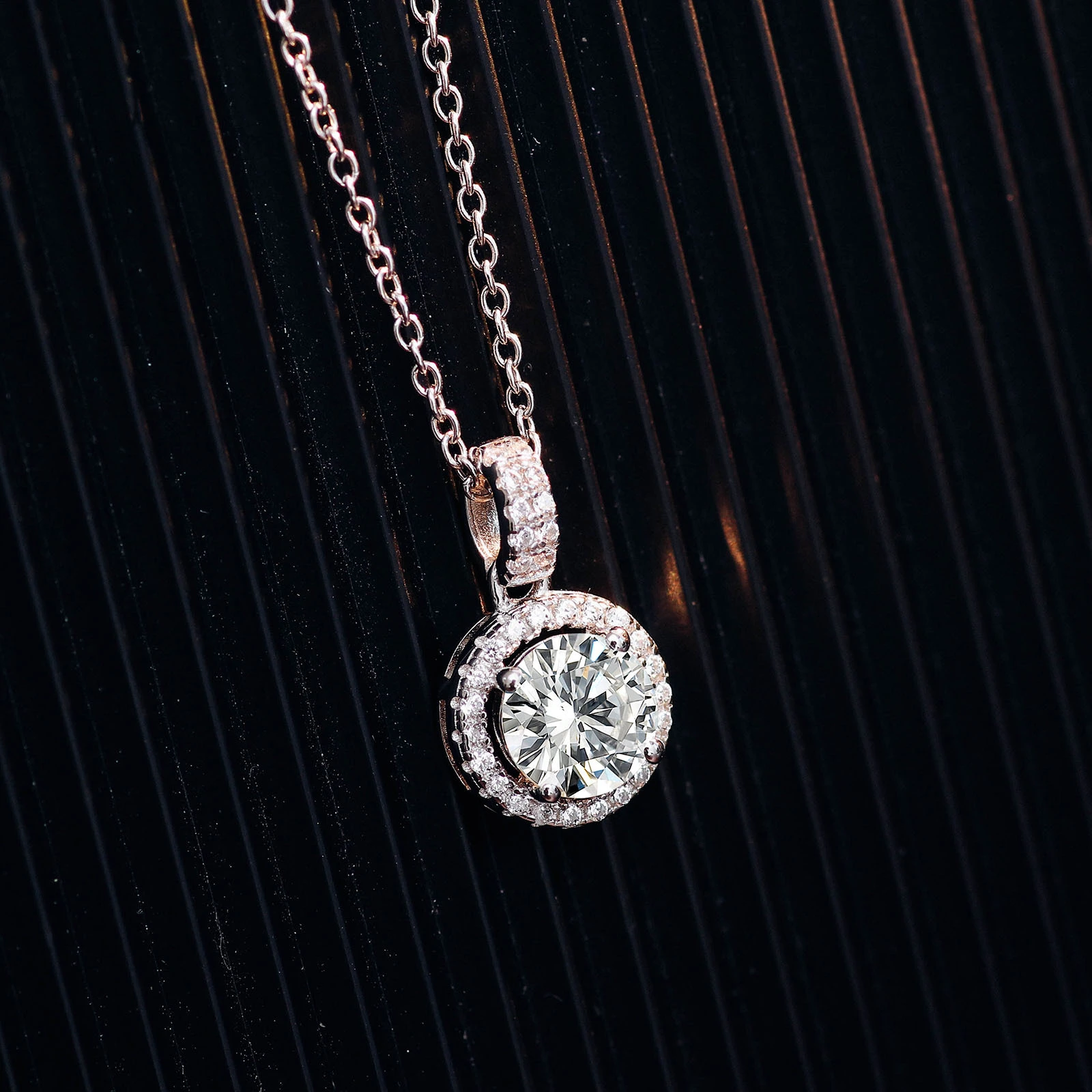 Articles en vrac Lots en gros de conception classique Pendant 925 Sterling Silver Chain Round Moissanite 1CT Collier 1