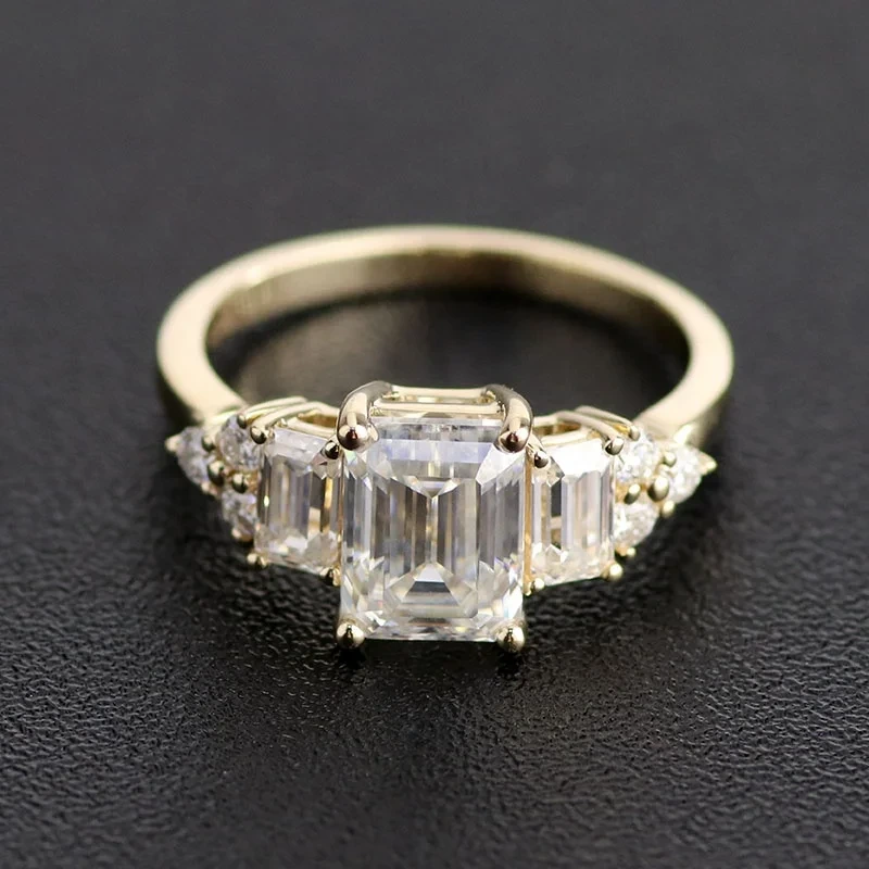 Modern Design 3 Bague de fiançailles Moisanite Cut Emerald Cut dans un réglage en or jaune 18K 1