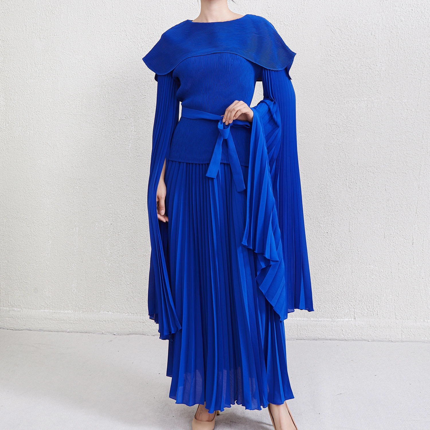 Fabricant de vêtements plissésTissu de haute qualité plissé robe irrégulière à manches longues jupe longue balançoire robe de soirée décontractée deux pièces en gros robe pour femme 1