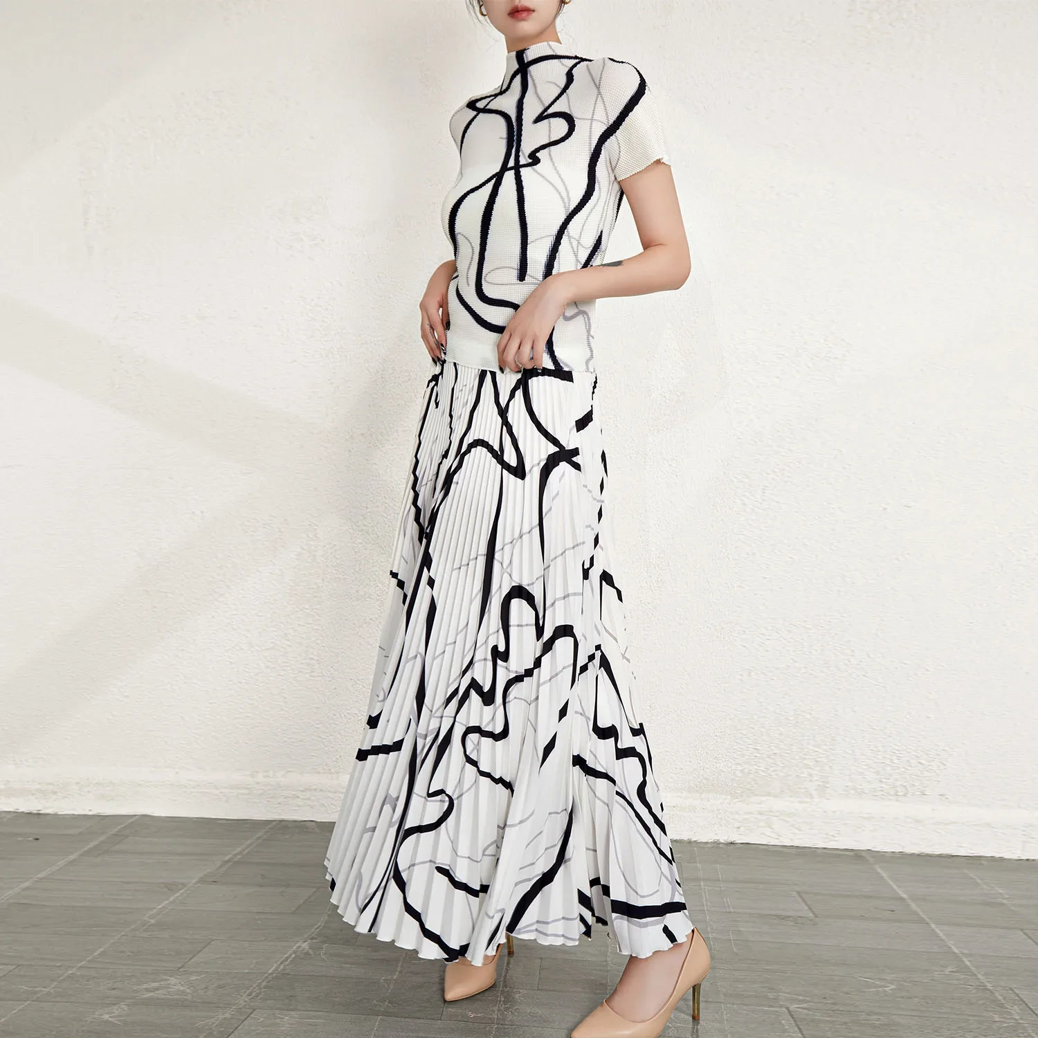 Fabricants de costumes jupe plissée haut de gamme | Couture personnalisée de haute qualité Meilleures ventes Vêtements plissés de haute qualité Tissu Ensembles pour femmes Imprimé Haut plissé à manches courtes & Jupe longue plissée Ensemble 2 pièces 1