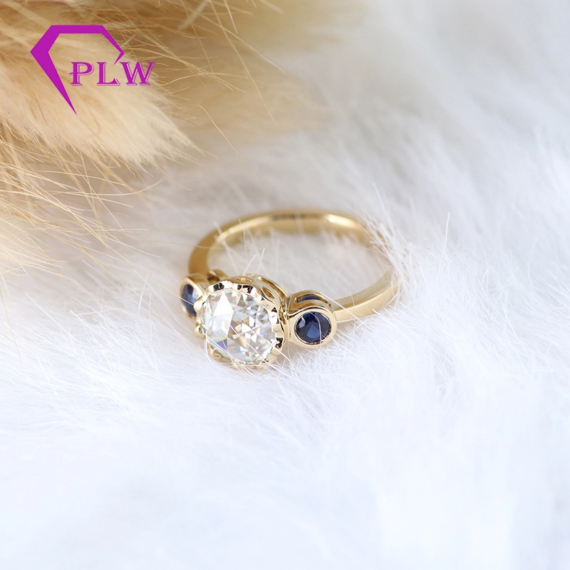Centro de moissanita de corte de rosa 3 piedra 2ct moissanite anillo de oro de 14k de oro amarillo con 2 piezas de zafiro azul 1