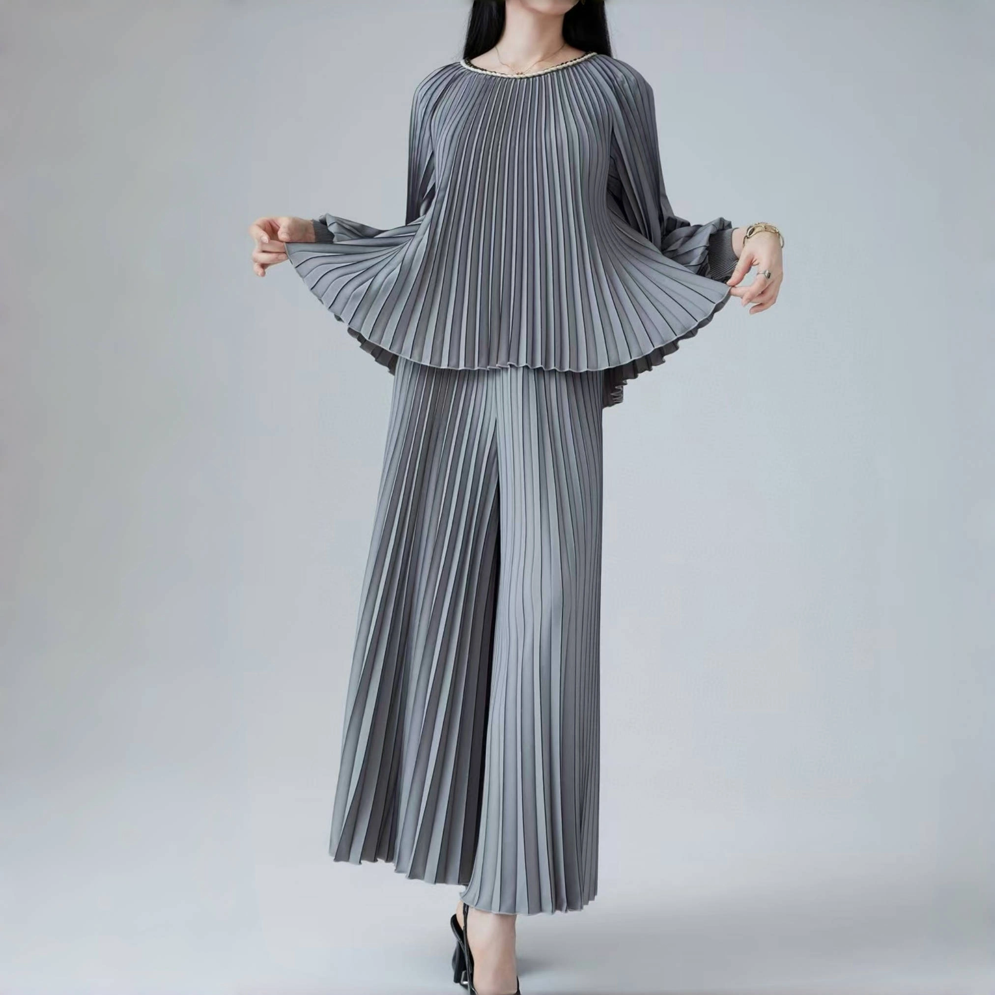Elegante Plissee-Anzüge – im Großhandel für Modehändler erhältlich. Miyake Plissee-Hosen mit weitem Bein, Luxus-Boutique-Oberteil mit Rüschenärmeln, lässig, locker, Rundhalsausschnitt, elegantes 2-teiliges Set für Damen 1