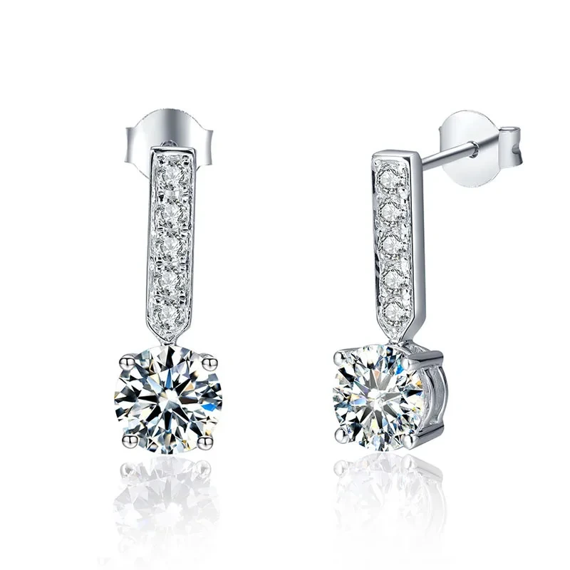 Belles boucles d'oreilles en pierre de pierre de Moissanite dans des boucles d'oreilles suspendues en or blanc 18 carats conçoit des photos pour les dames 1