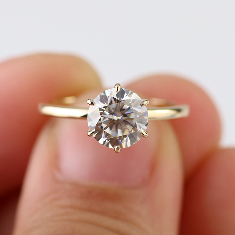 Bague de fiançailles classique en moissanite solitaire à 6 griffes 1,5 ct DEF/VVS H<000000>Une bague de fiançailles en moissanite en 14 carats/18 carats 13