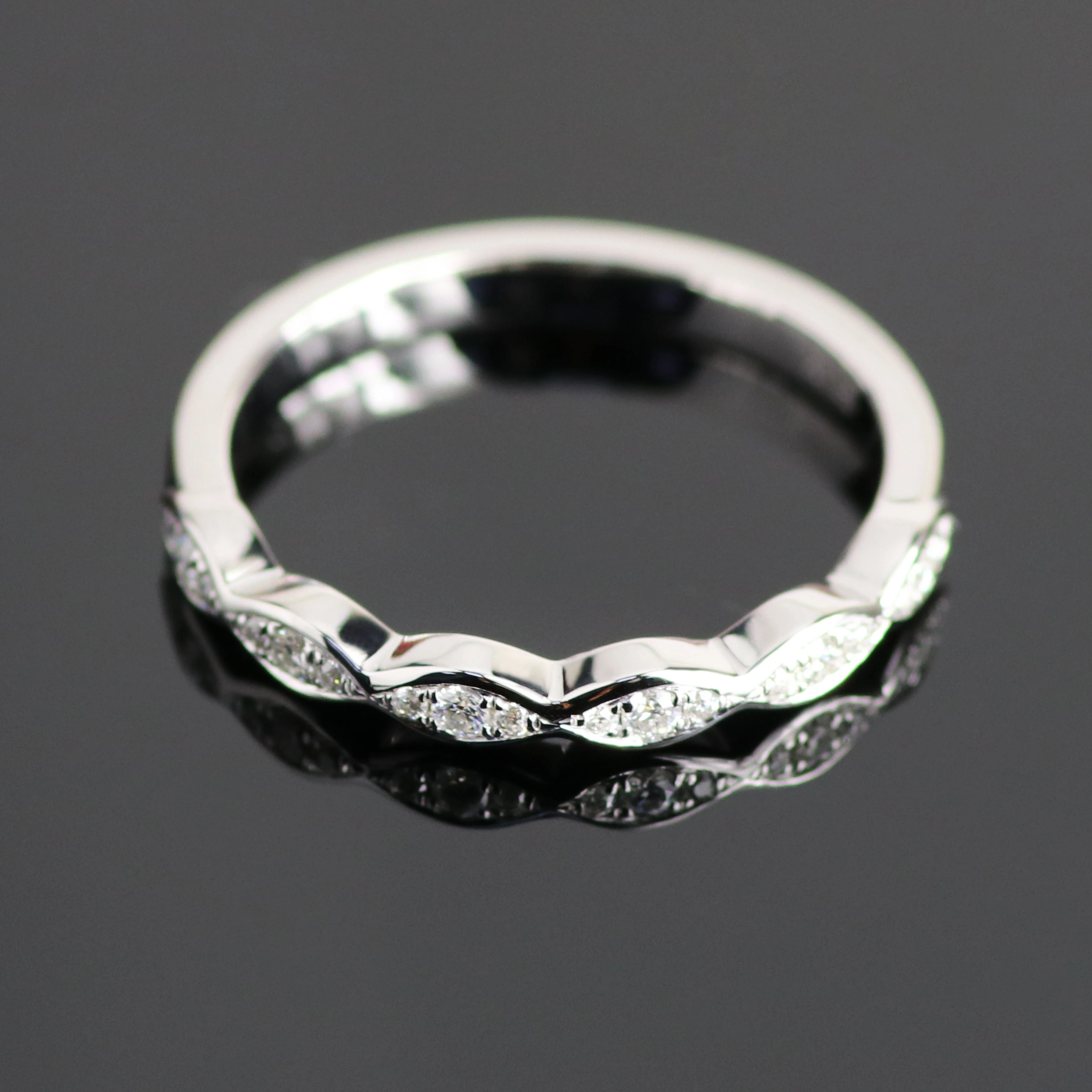 Provence 2,5 mm Round Moissanite Gemstone PT900 Anneau de mariage Platinum 1