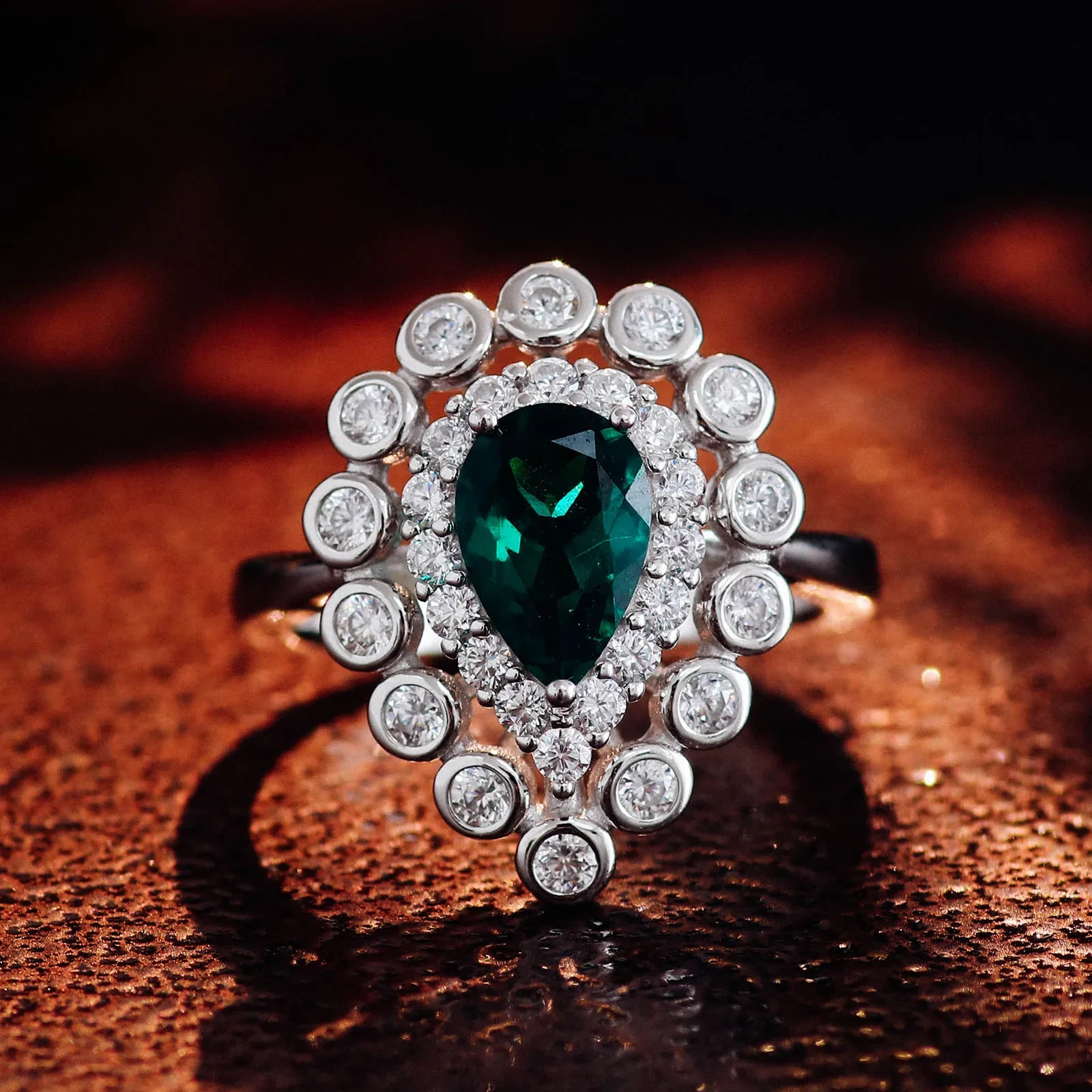 Hot Sale In Stock Luxury18k Gold 1ct pear emerald ring cluster design 1