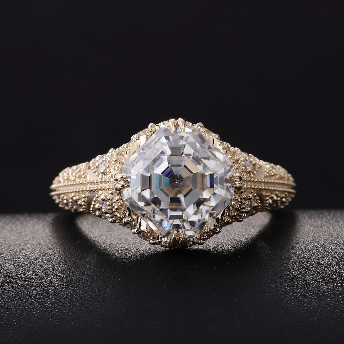 Superbe bague en or jaune avec moissanite taille Asscher, design unique 1