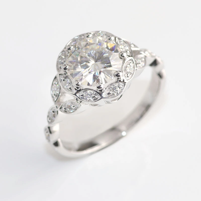 Alliance en or blanc 14 carats avec halo marquise rond de 8 mm et moissanite ronde 1