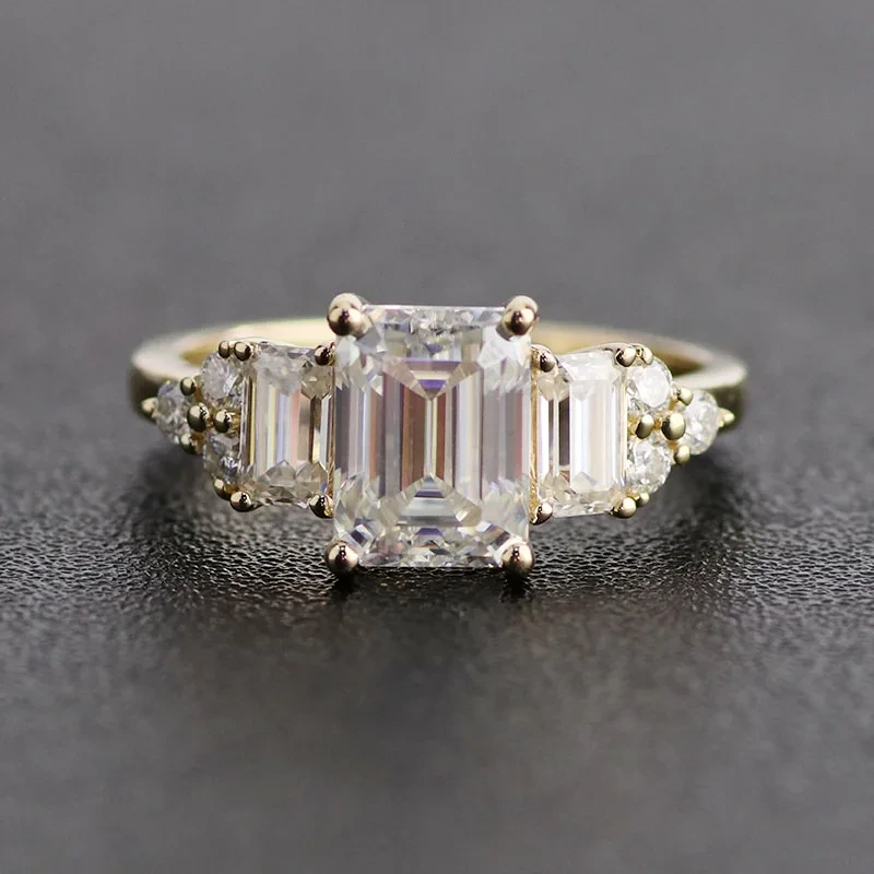 Bague en or jaune avec diamants et moissanite taille émeraude, design exceptionnel, pour fiançailles ou mariage 1
