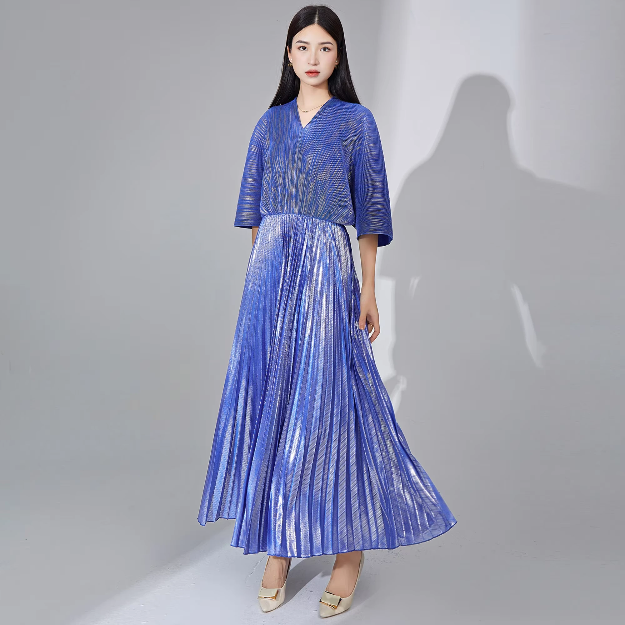 Plissee-Kleidung, modisch, plissiert, langer Rock, lockere Ärmel, glänzendes metallisches Polyester-Stoffkleid, V-Ausschnitt, lässiges Damen-elegantes Kleid, schnelle globale Lieferung 1