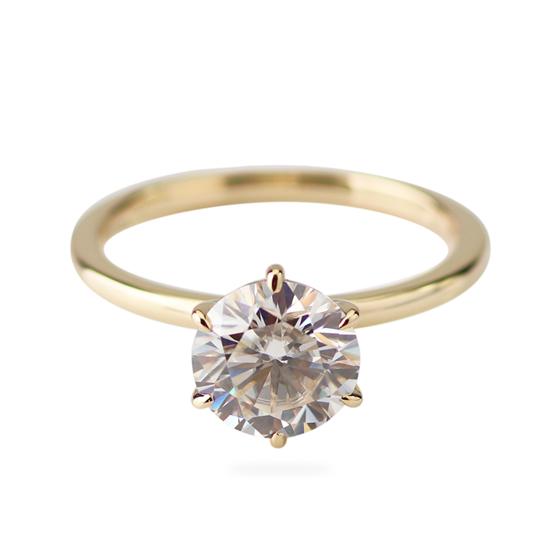 Bague de fiançailles classique en moissanite solitaire à 6 griffes 1,5 ct DEF/VVS H<000000>Une bague de fiançailles en moissanite en 14 carats/18 carats 8