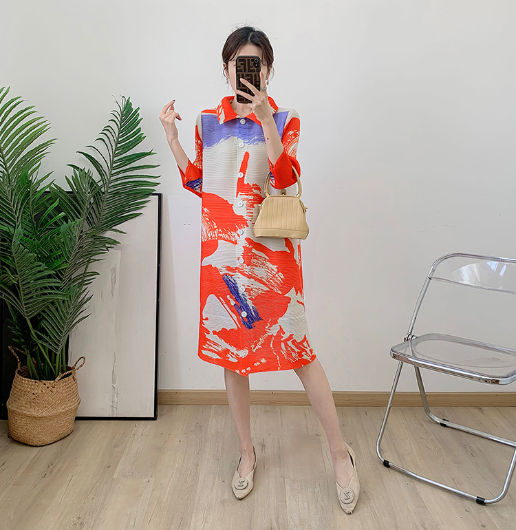 OEM<000000>ODM Miyake Fabrik Direktverkauf 2025 Frühjahr und Sommer Neue Plissee Fashion Print Strickjacke Revers Kleid Frauen Casual Dress 9