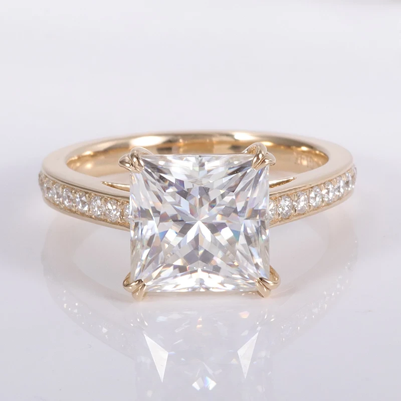 14 carats jaune en or 9x9 mm de def Couleur princesse coupée Moisanite Diamond Ring avec 1,5 mm de mêlée Moisanite pavée sur un groupe 1