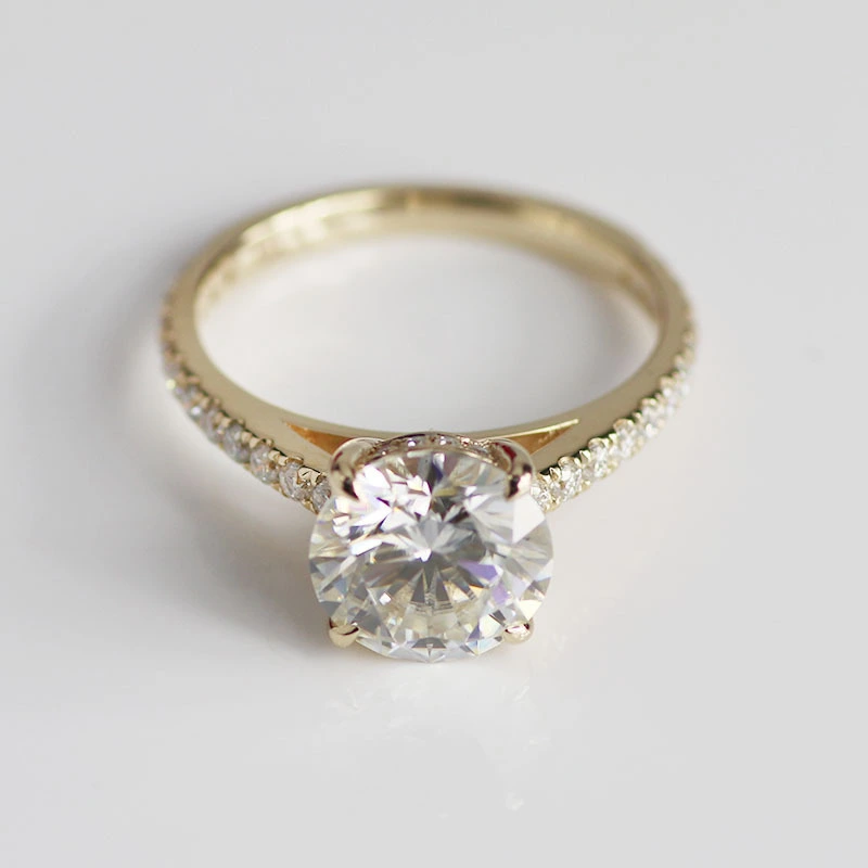 Pays pointues 14K Real Yellow Gold 8,5 mm 2,5 carats Round Round Moisanite Mariding Ring avec un halo caché 1