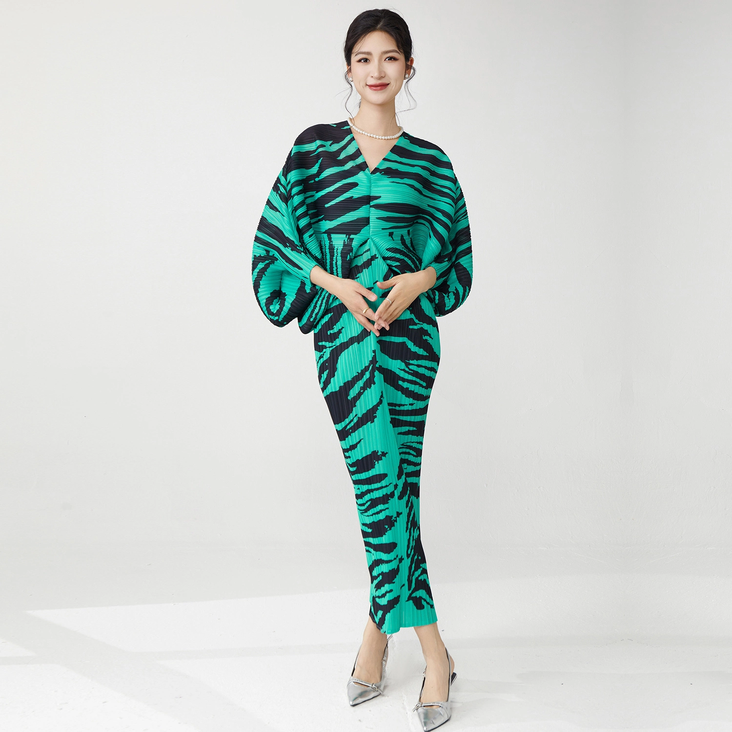 Artisanat de plissage exclusif | Créez votre ligne de robes signature. Robe plissée pour femme, design dernier cri, robe décontractée à manches chauve-souris, grande taille, de haute qualité. Robe Miyake 1