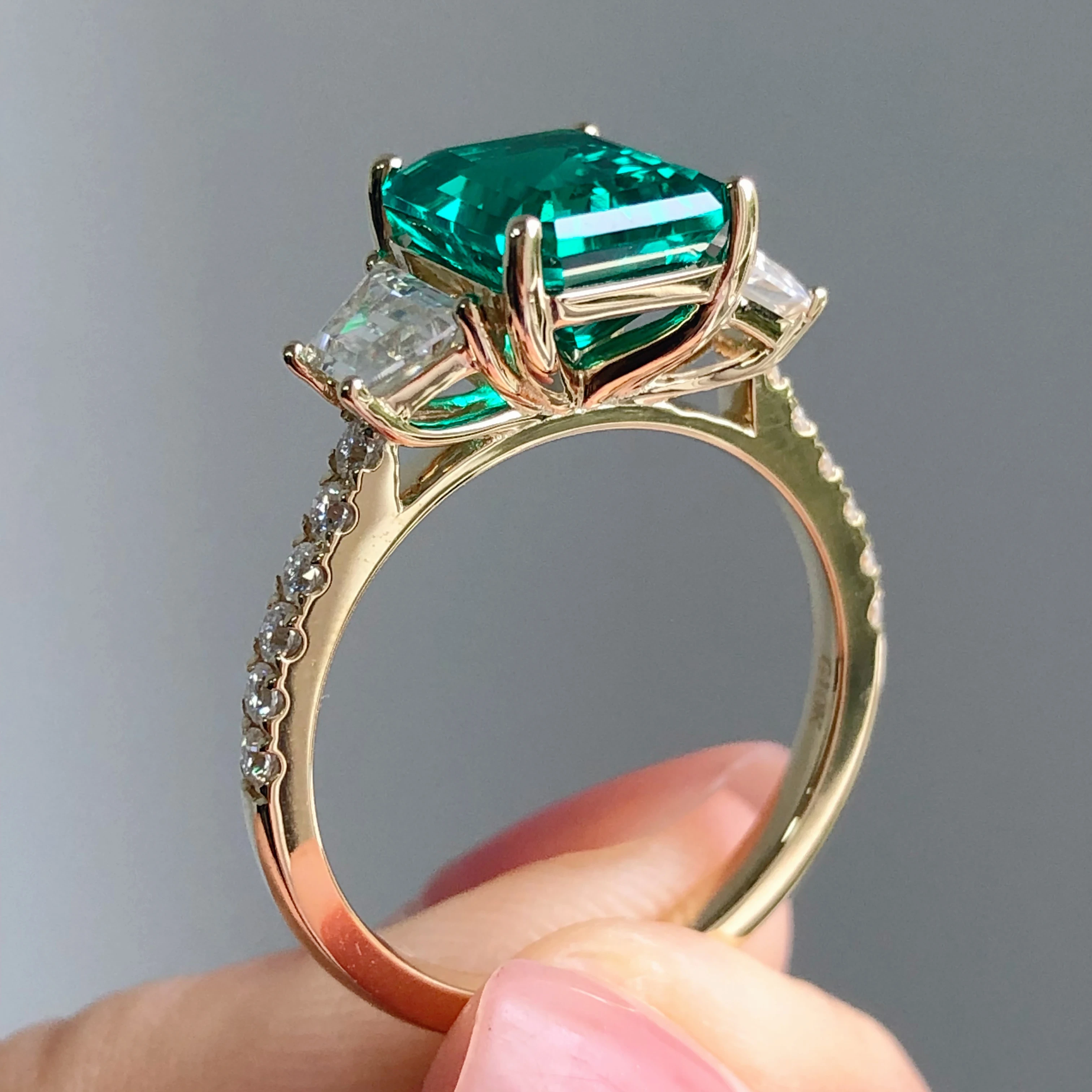 8*10mm Lab Emerald Women Ring 4ct Green Emerald With Def Moissanite Side 3stones Engagement Ring In 10k 1