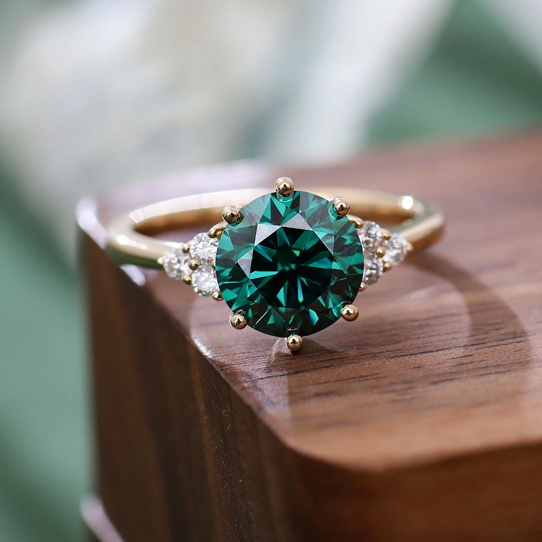 Coupe ronde coupée brillant verte Green Moisanite 14k Pourince en or jaune personnalisé Autre couleurs Pierres Moisanite Anneau de fiançailles 1