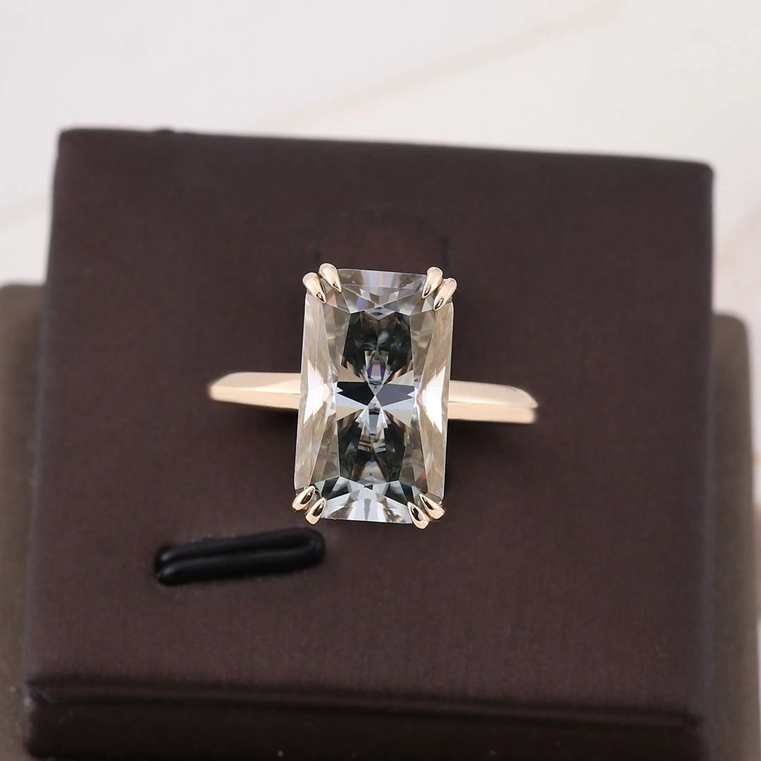Alliance Provence 15 x 9 mm en or jaune 14 carats, sertie d&39;une moissanite gris foncé de forme rayonnante. 1