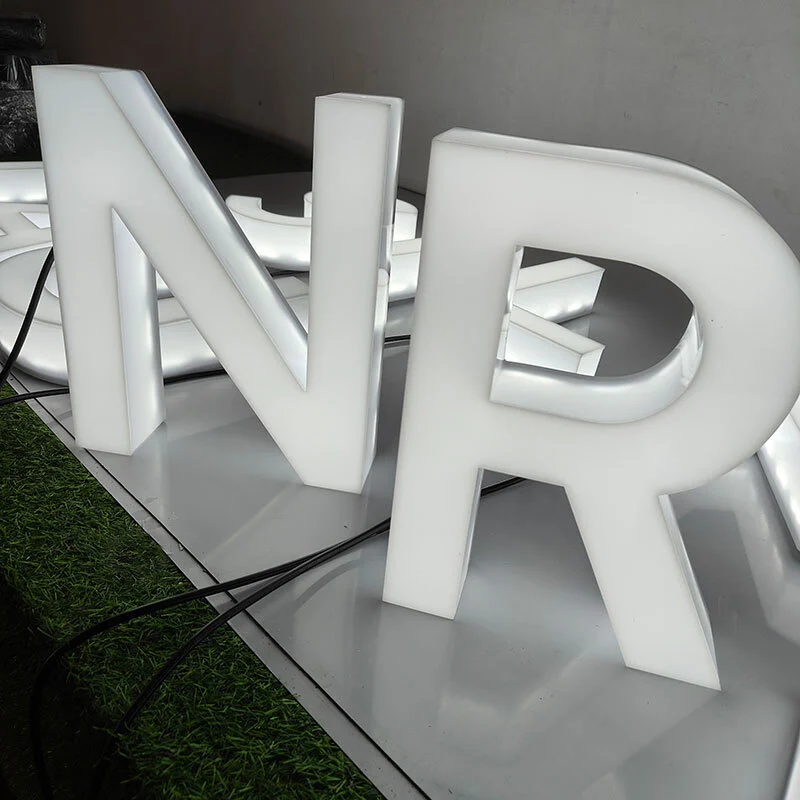 Venta al por mayor, letreros iluminados personalizados, cara acrílica 3d y letras iluminadas con bordes, letras de plástico Led, señalización iluminada 3d 1