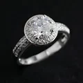 Double Edge Moissanite Halo Engagement Anneau de fiançailles 14K GOLLE BLANC, 1,5 Ct Round Brilliant E Color Moissanite 1