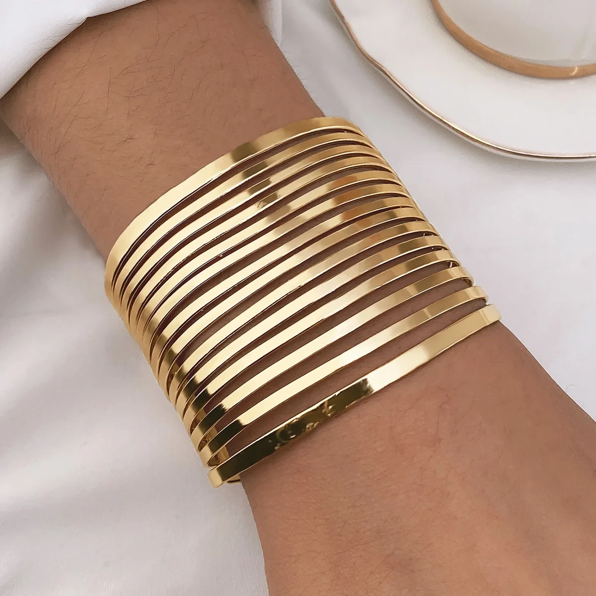 Breiter, geometrischer Armreif aus Gold mit glatter Oberfläche 1