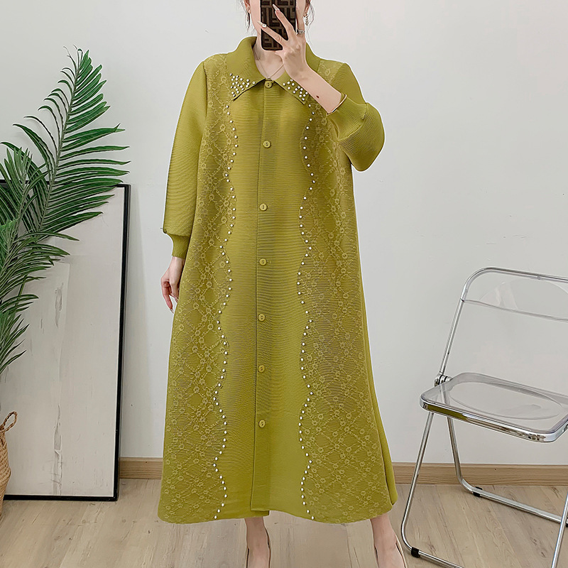 Hochwertige, maßgeschneiderte Plisseekleider | One-Stop OEM <000000> ODM-Service Miyake Plissee-Cardigan-Kleid 2025 Neue Spitzennähte Perlenbesetzte Damen-Freizeitkleidung 11