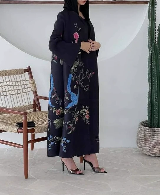 Miyake 2025 Dubai Pleated Open Abaya للنساء ثلاثي الأبعاد طباعة الأزهار الإسلامية متواضعة رداء طويل بالإضافة إلى حجم متواضع من الملابس الطويلة 1