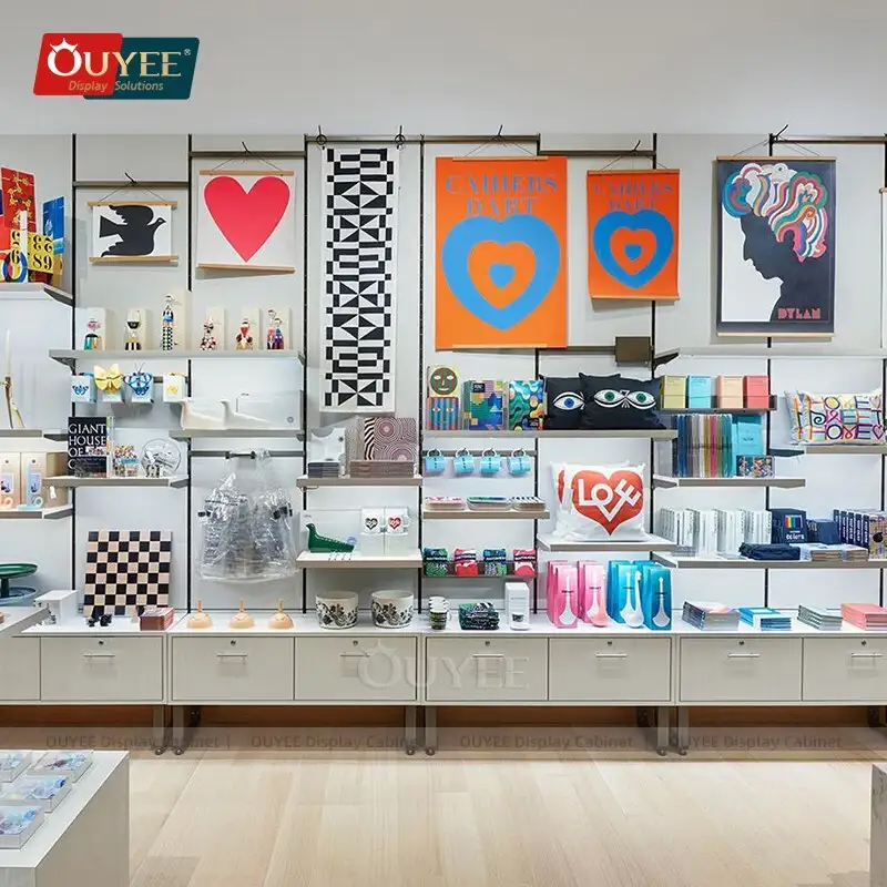 Arara de roupas de parede para exposição em lojas de varejo e boutiques. 1