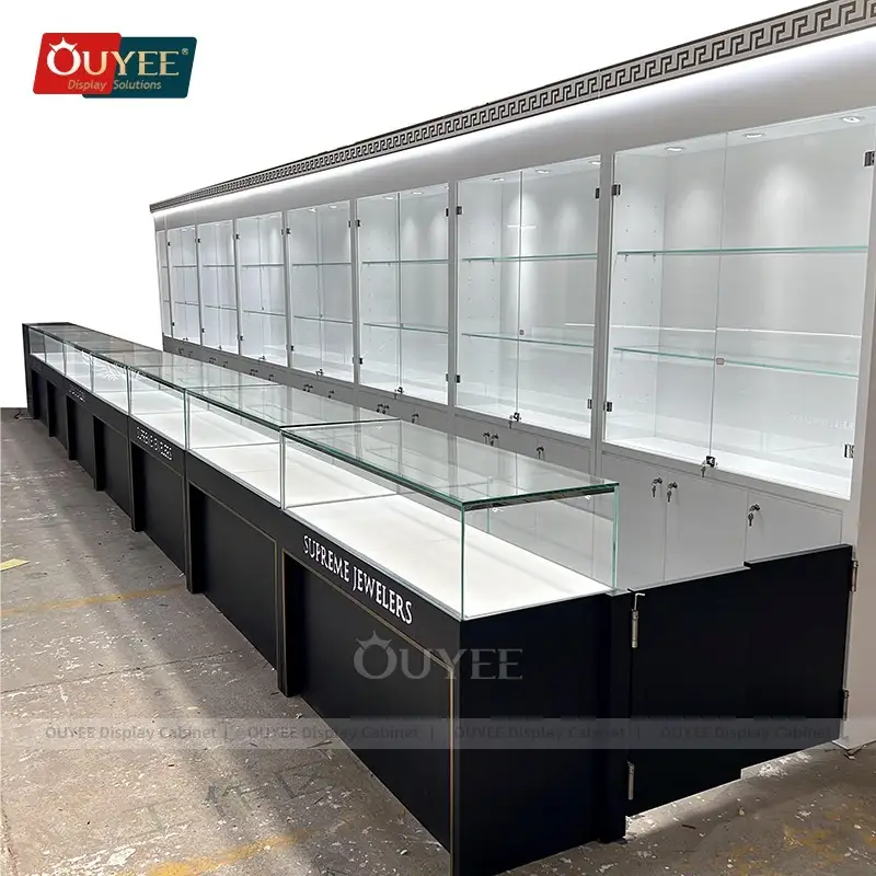 عرض مجوهرات وساعات ذهبية في واجهة عرض قائمة 1