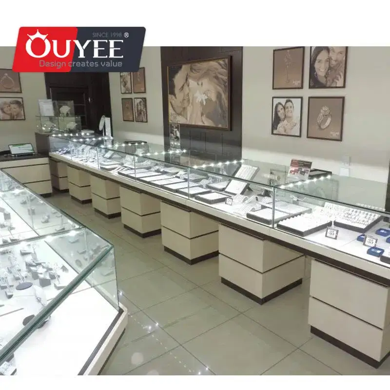 Glasvitrine mit Schmuckvorratsschrank für ein Juweliergeschäft 1