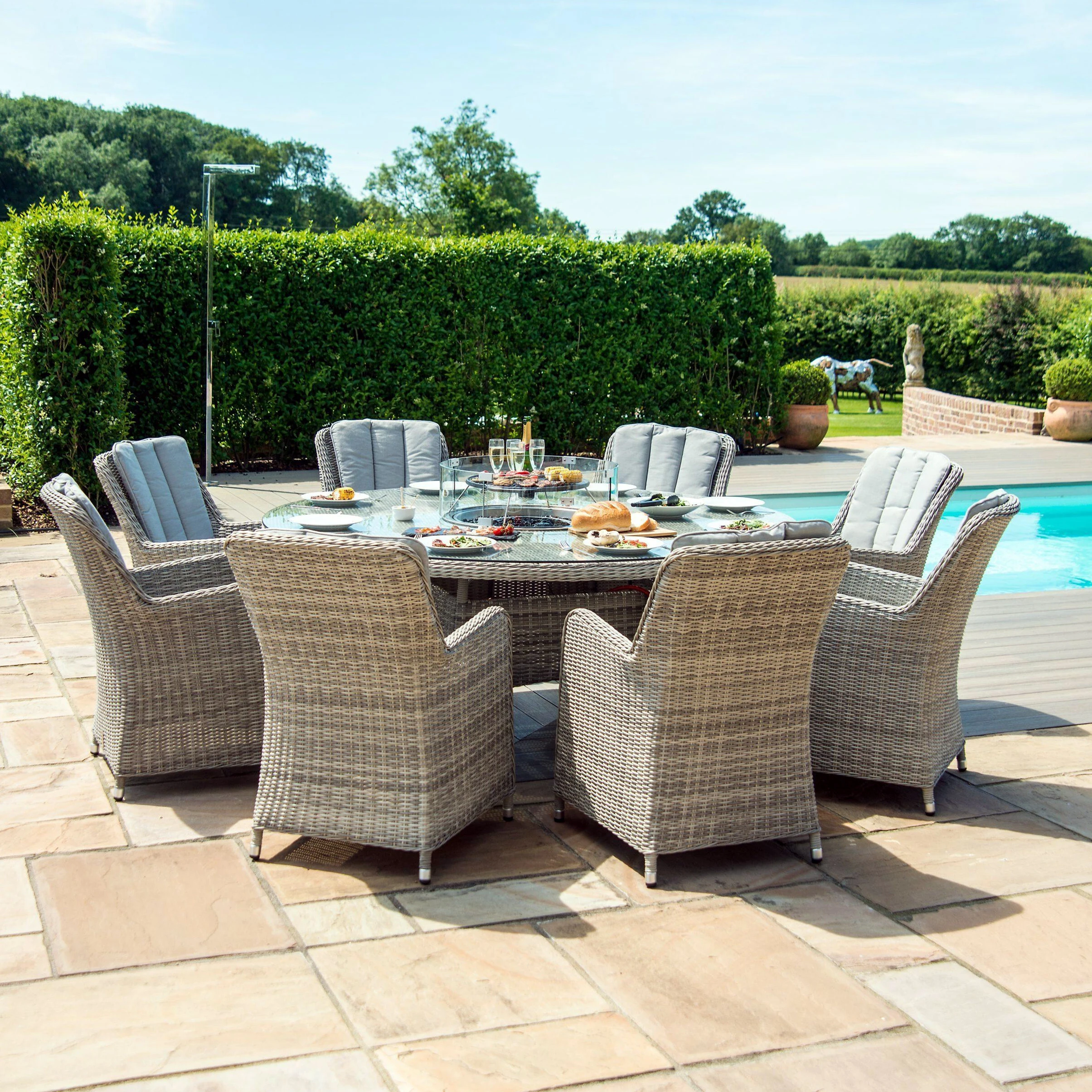Ensemble de salle à manger de jardin moderne et simple en rotin imperméable, comprenant une chaise d'extérieur en osier avec table et barbecue. 1
