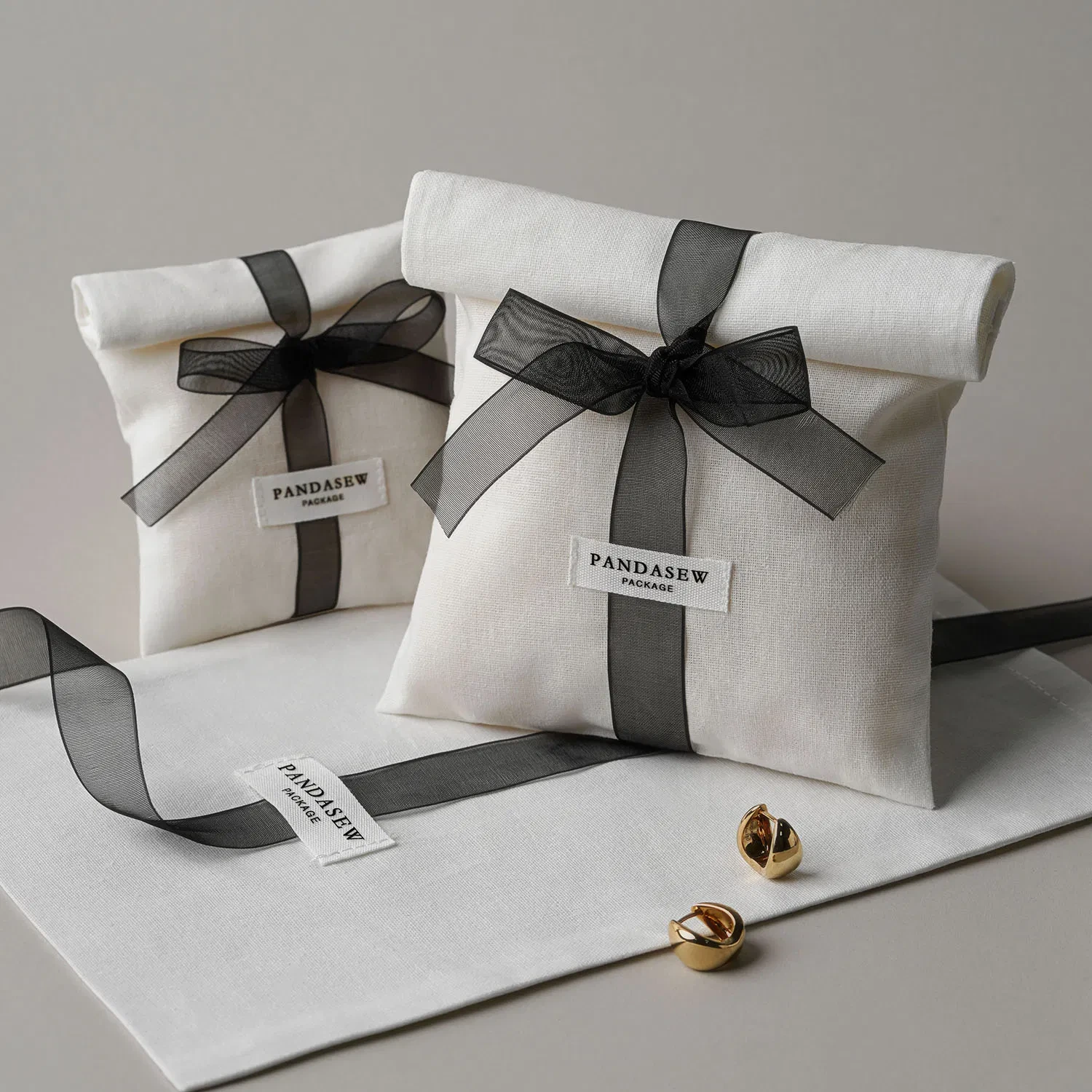 Белый хлопковый мешочек с индивидуальным логотипом для хранения свечей, духов, подарочной упаковки, ювелирных изделий, с прозрачной лентой. 1