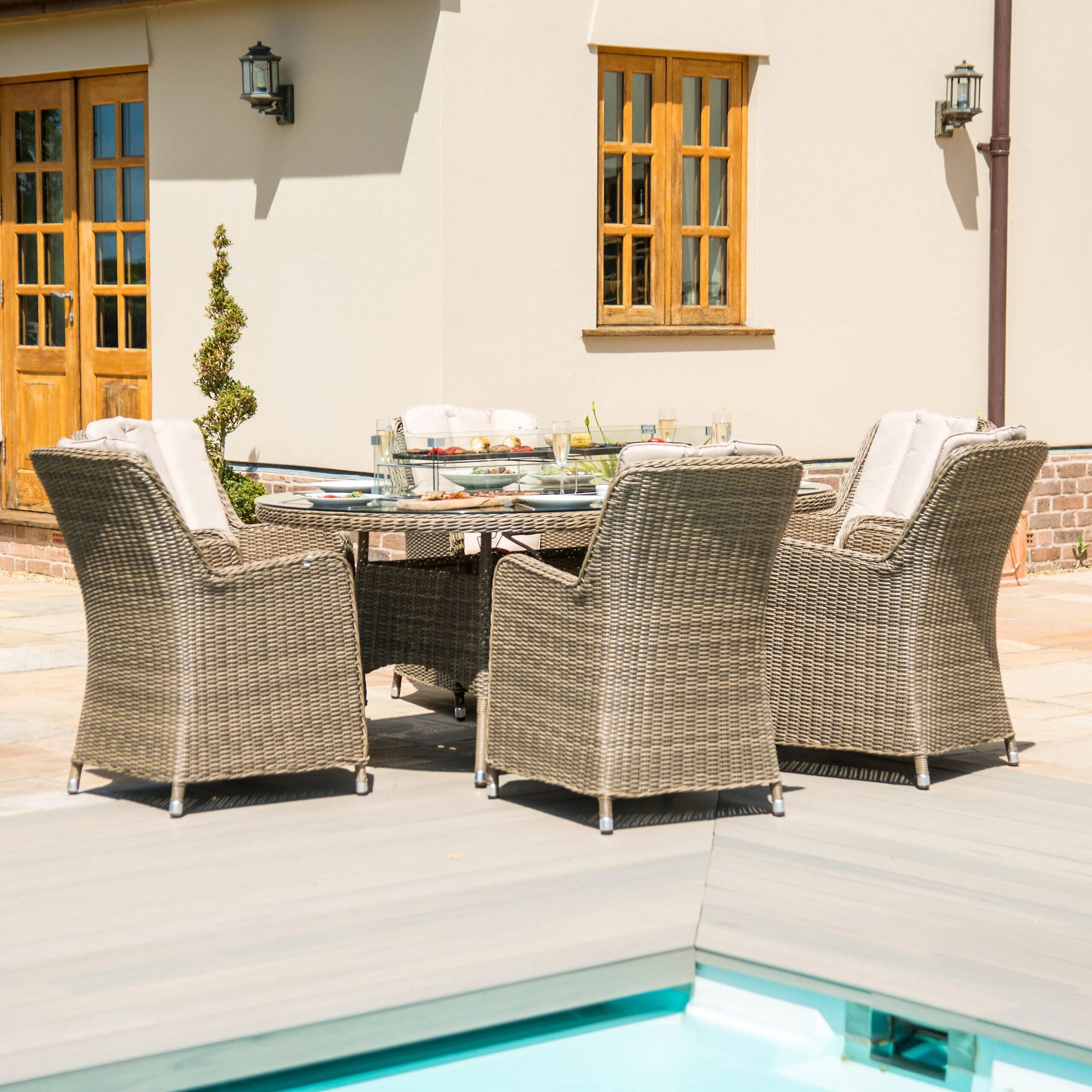 Ensemble de jardin moderne et simple en rotin avec chaises d'extérieur en osier et table foyer pour barbecue. 1